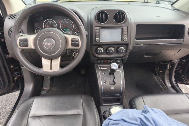 Used Jeep Compass 2013 2.0L two-wheel drive luxury version Center Console