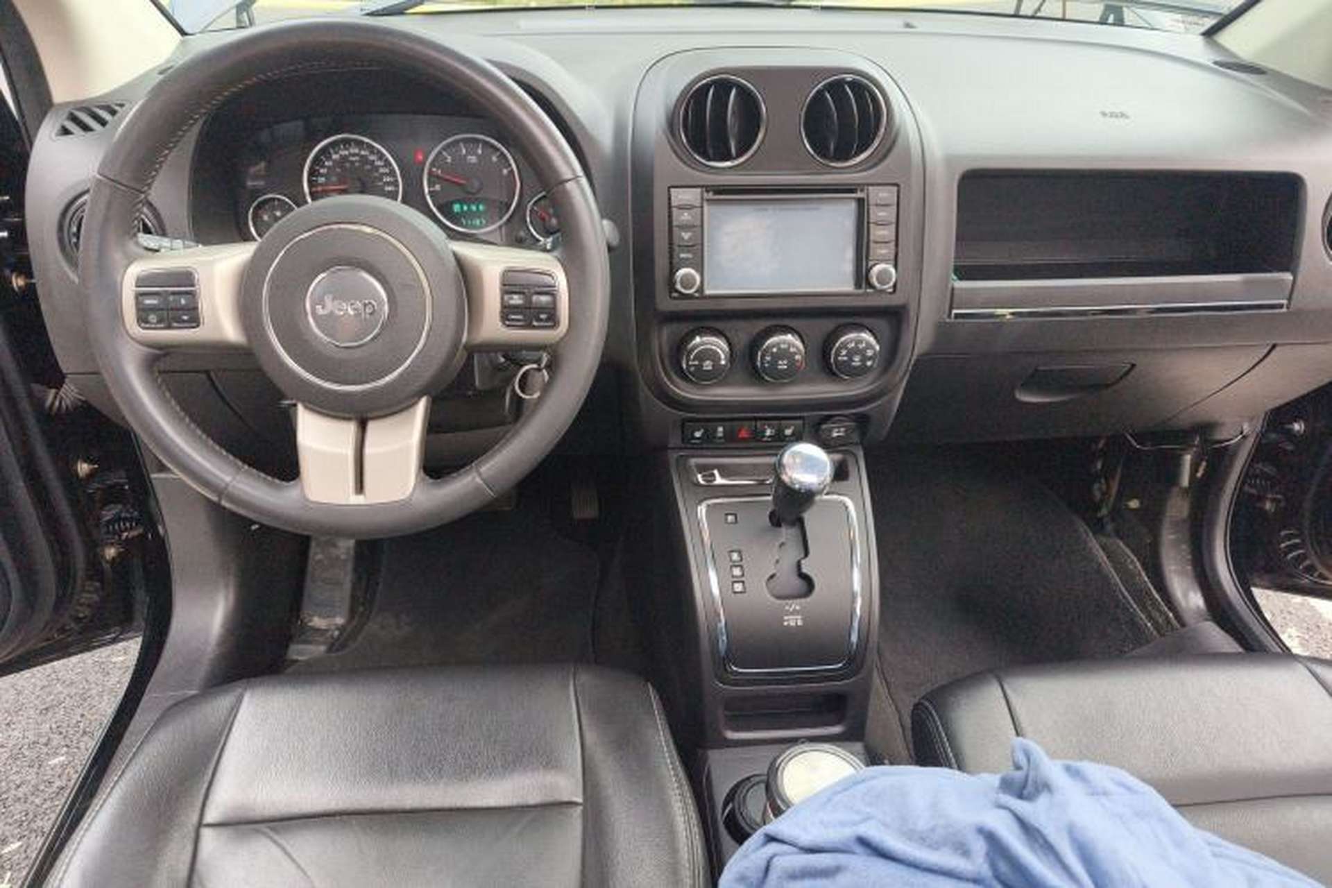 Used Jeep Compass 2013 2.0L two-wheel drive luxury version Center Console