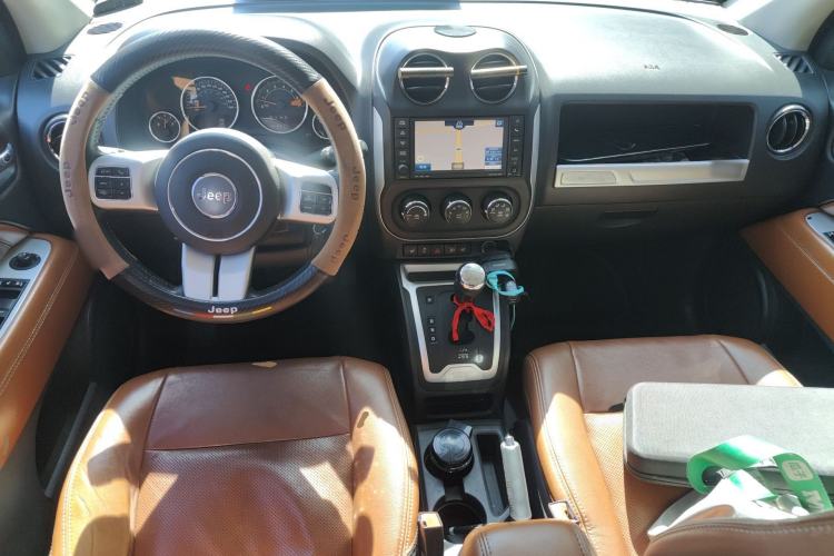 Used Jeep Compass 2013 2.4L four-wheel drive luxury version Center Console