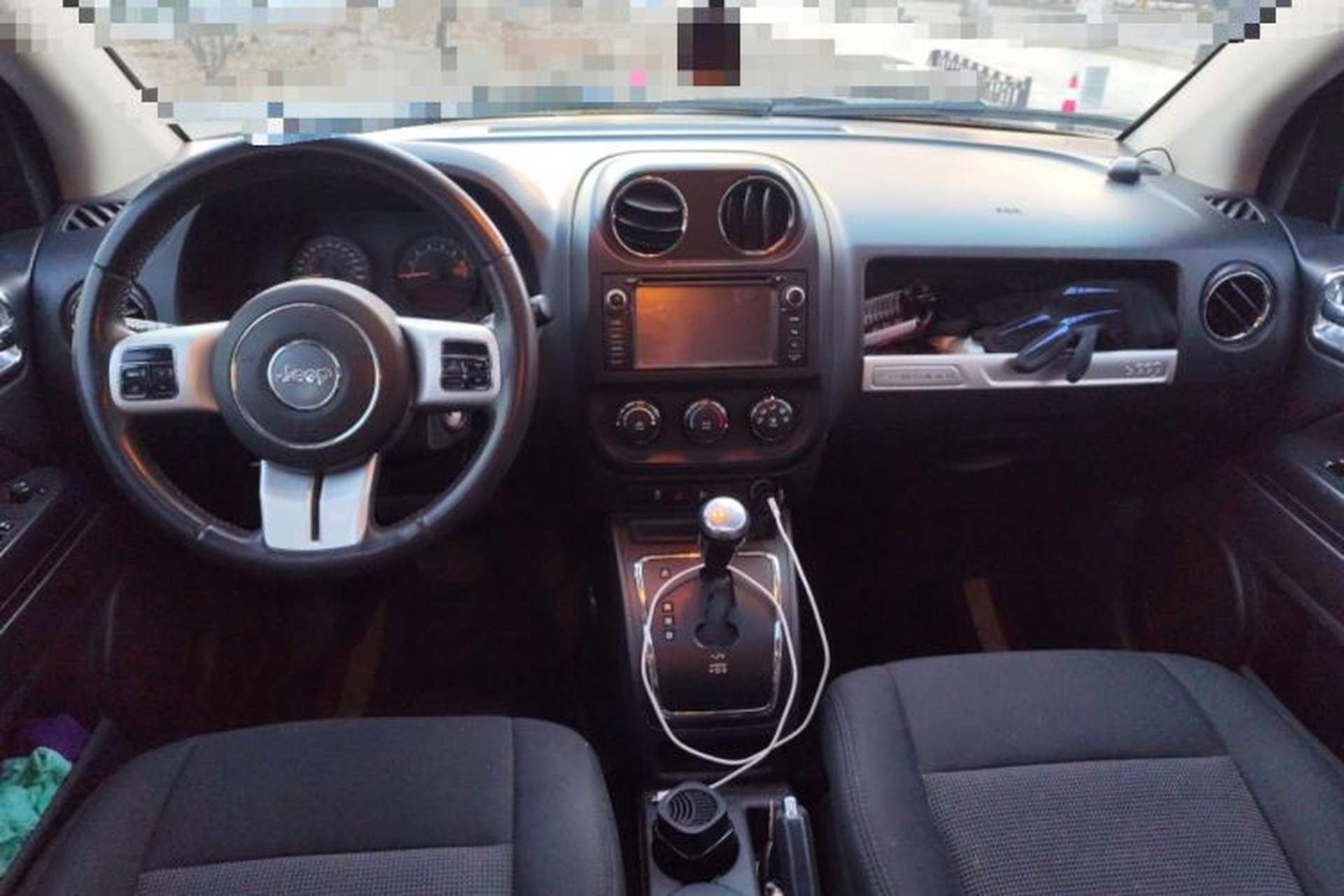 Used Jeep Compass 2013 2.4L four-wheel-drive sport version Center Console