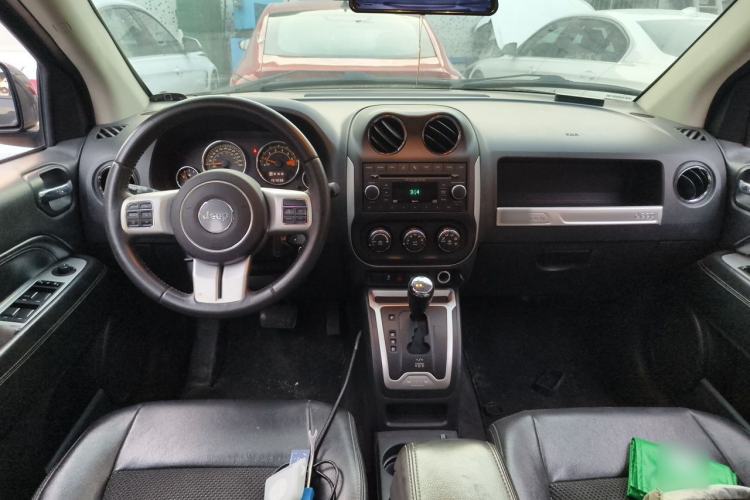 Used Jeep Compass 2013 2.4L four-wheel-drive sport version Center Console