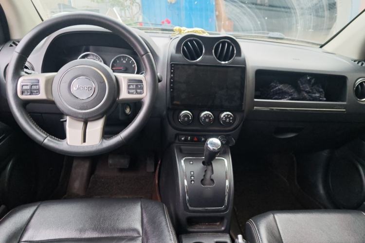 Used Jeep Compass 2013 2.0L two-wheel drive luxury version Center Console