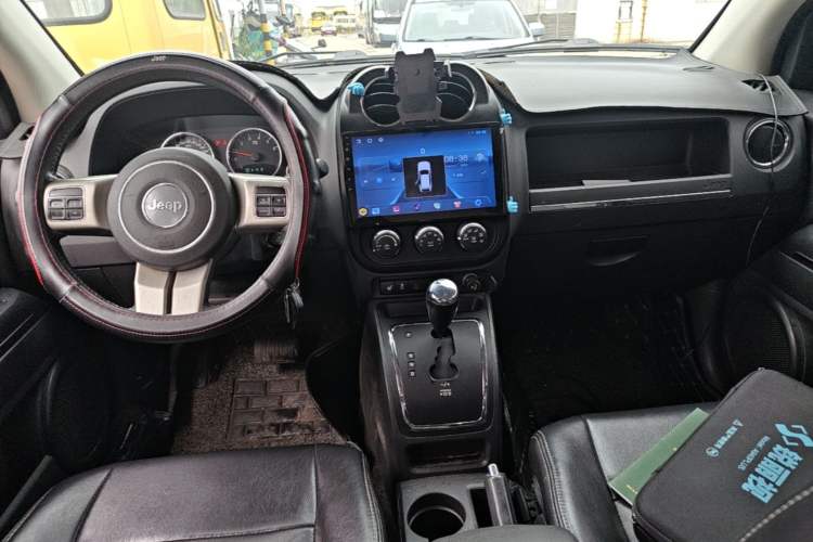 Used Jeep Compass 2013 2.4L four-wheel drive urban version Center Console