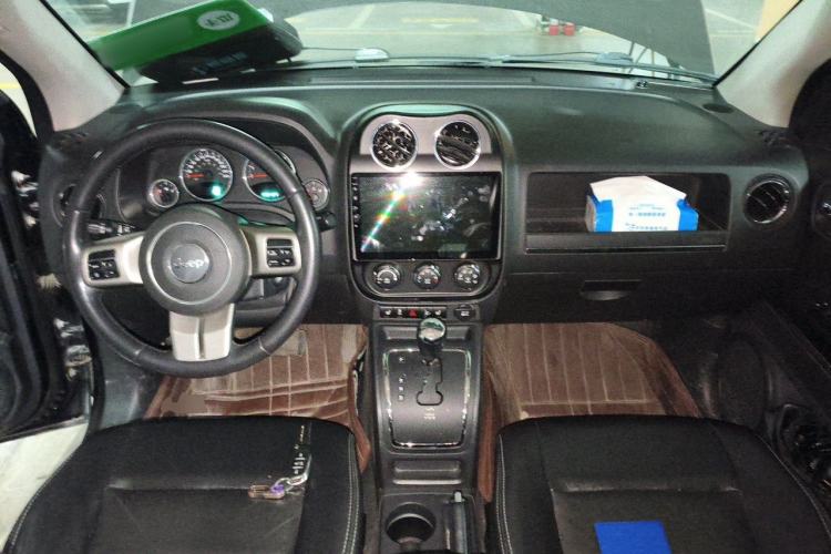 Used Jeep Compass 2013 2.0L two-wheel drive luxury version Center Console