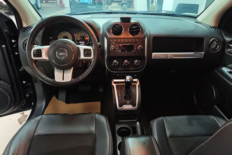 Used Jeep Compass 2013 2.4L four-wheel-drive sport version Center Console