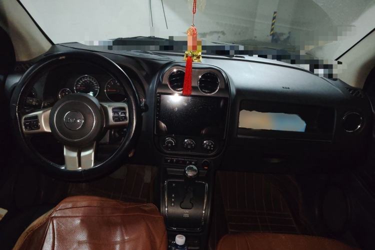 Used Jeep Compass 2013 2.0L two-wheel drive luxury version Center Console