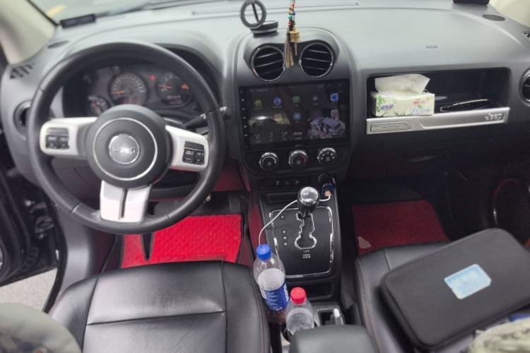 Used Jeep Compass 2013 2.4L four-wheel-drive sport version Center Console