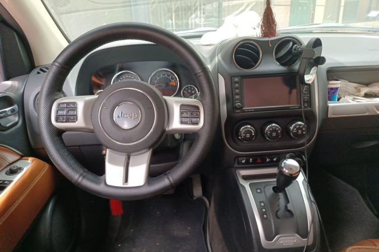 Used Jeep Compass 2013 2.4L four-wheel drive urban version Center Console