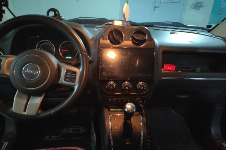 Used Jeep Compass 2013 2.0L two-wheel drive luxury version Center Console