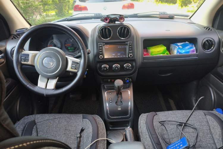 Used Jeep Compass 2013 2.4L four-wheel-drive sport version Center Console
