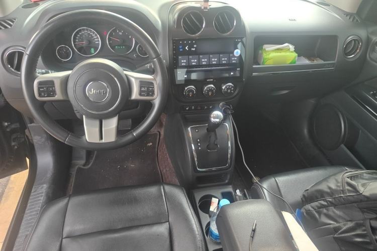 Used Jeep Compass 2013 2.4L four-wheel drive luxury version Center Console