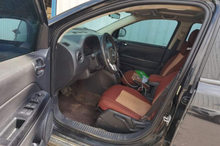 Used Jeep Compass 2013 2.0L two-wheel drive sport version Driver Seat