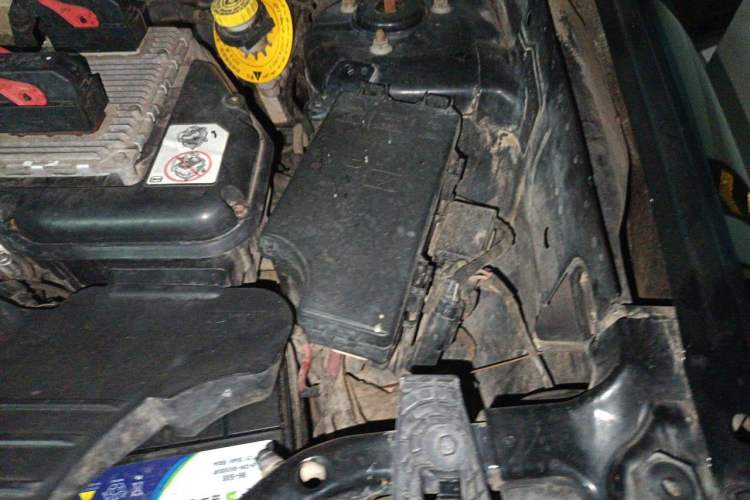 Used Jeep Compass 2013 2.4L four-wheel-drive sport version Engine Bay Left