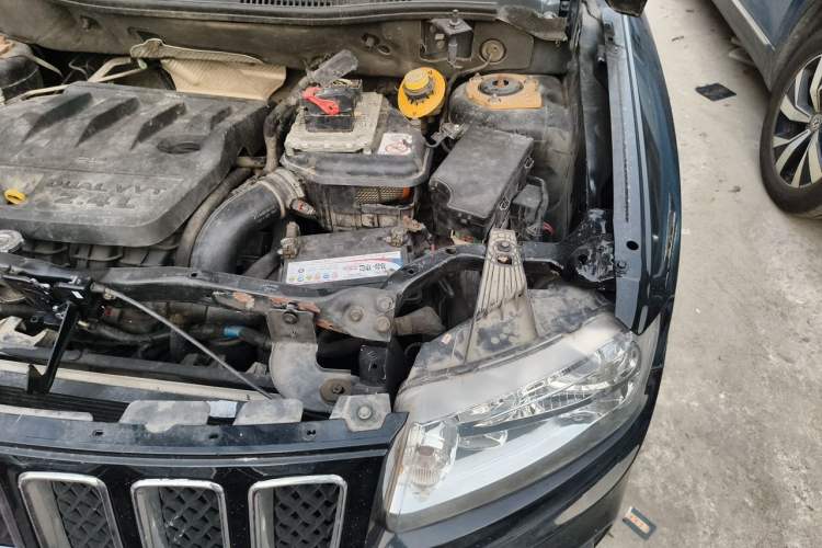 Used Jeep Compass 2013 2.4L four-wheel-drive sport version Engine Bay Left