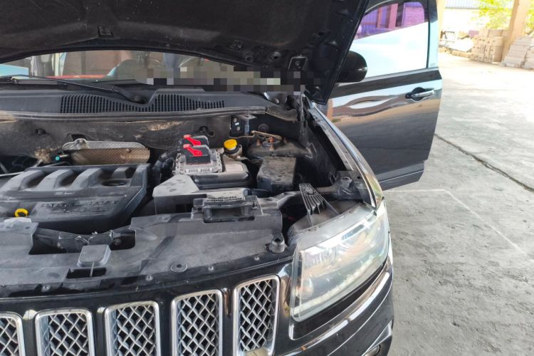 Used Jeep Compass 2013 2.4L four-wheel drive luxury version Engine Bay Left