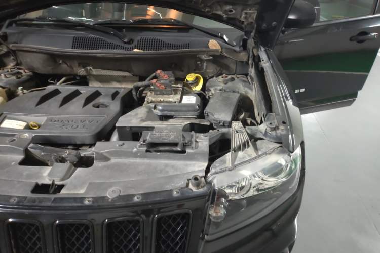 Used Jeep Compass 2013 2.0L two-wheel drive luxury version Engine Bay Left