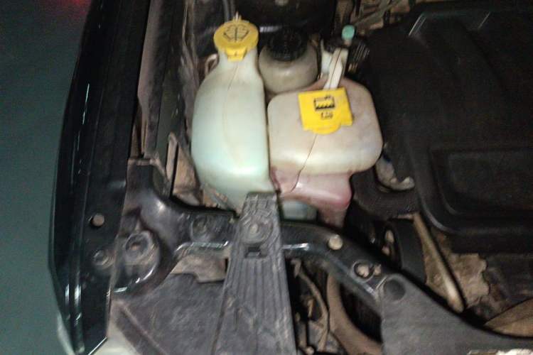Used Jeep Compass 2013 2.4L four-wheel-drive sport version Engine Bay Right