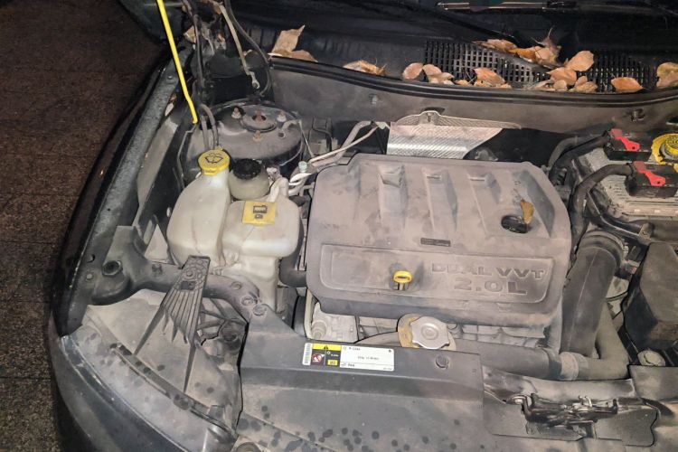 Used Jeep Compass 2013 2.0L two-wheel drive sport version Engine Bay Right