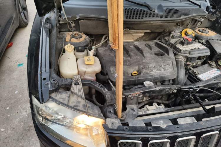 Used Jeep Compass 2013 2.4L four-wheel-drive sport version Engine Bay Right
