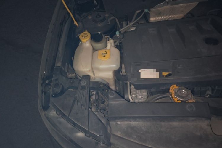 Used Jeep Compass 2013 2.0L two-wheel drive luxury version Engine Bay Right