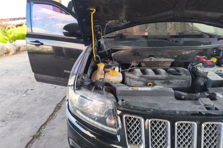 Used Jeep Compass 2013 2.4L four-wheel drive luxury version Engine Bay Right