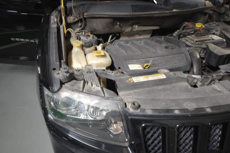 Used Jeep Compass 2013 2.0L two-wheel drive luxury version Engine Bay Right