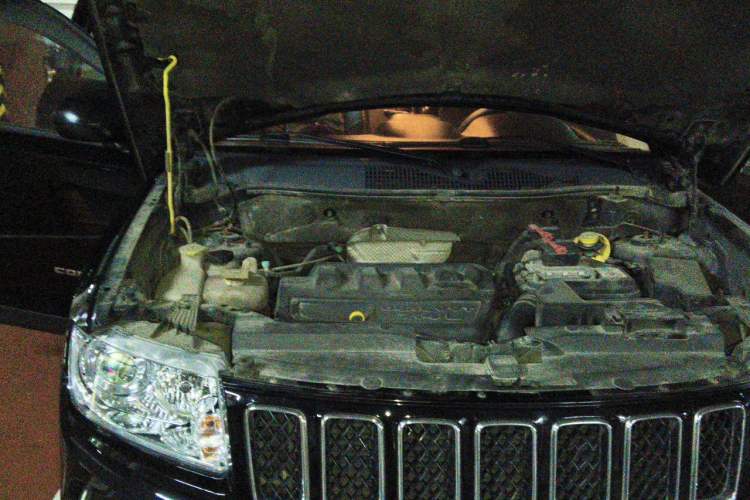 Used Jeep Compass 2013 2.4L four-wheel drive luxury version Engine Bay Right