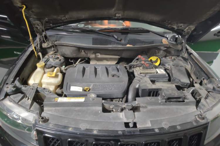 Used Jeep Compass 2013 2.0L two-wheel drive luxury version Engine Bay