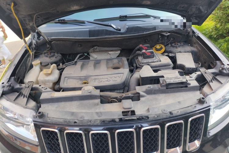 Used Jeep Compass 2013 2.4L four-wheel-drive sport version Engine Bay