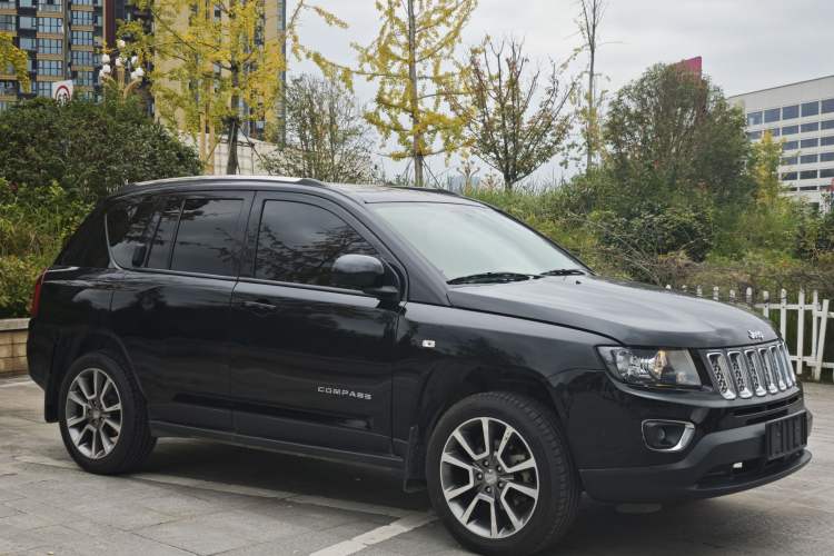 Used Jeep Compass 2013 2.4L Four-wheel Drive Black Edition with Navigation Exterior 2