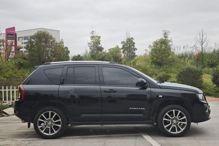 Used Jeep Compass 2013 2.4L Four-wheel Drive Black Edition with Navigation Exterior 3