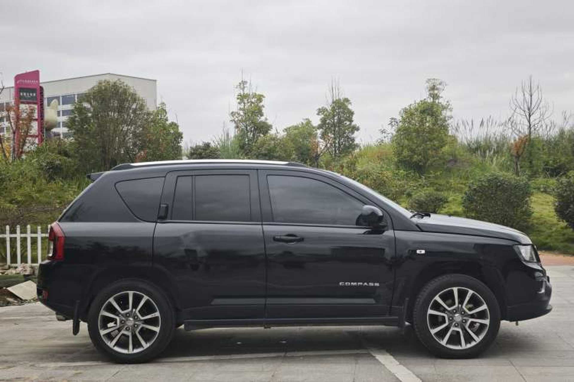 Used Jeep Compass 2013 2.4L Four-wheel Drive Black Edition with Navigation Exterior 3