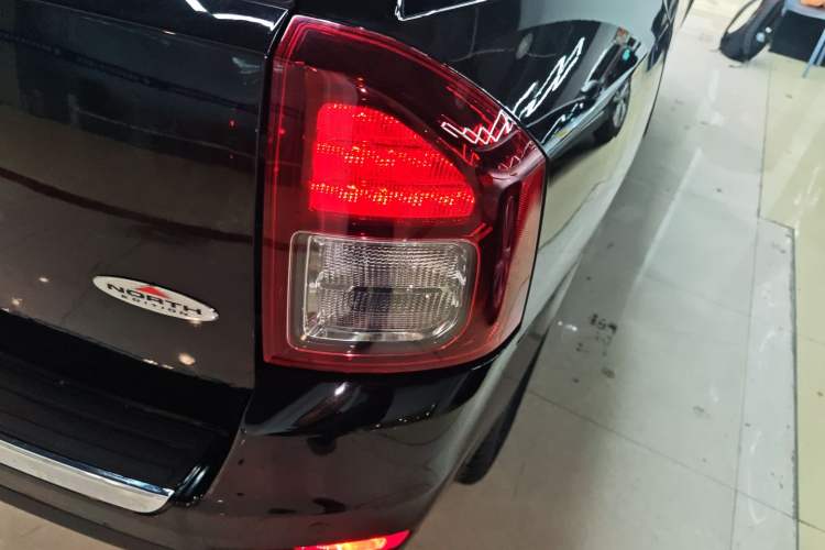 Used Jeep Compass 2013 2.4L four-wheel-drive sport version Exterior 3