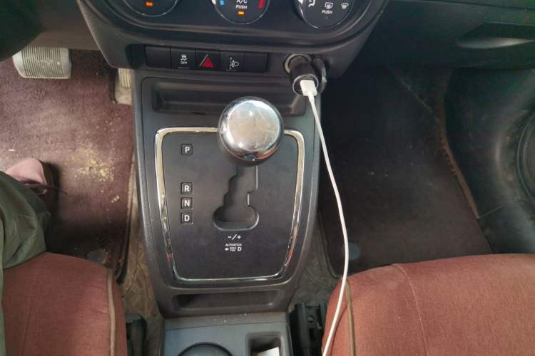 Used Jeep Compass 2013 2.0L two-wheel drive sport version Gear Lever