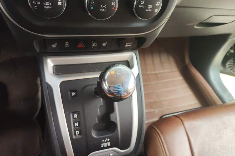 Used Jeep Compass 2013 2.4L four-wheel drive urban version Gear Lever