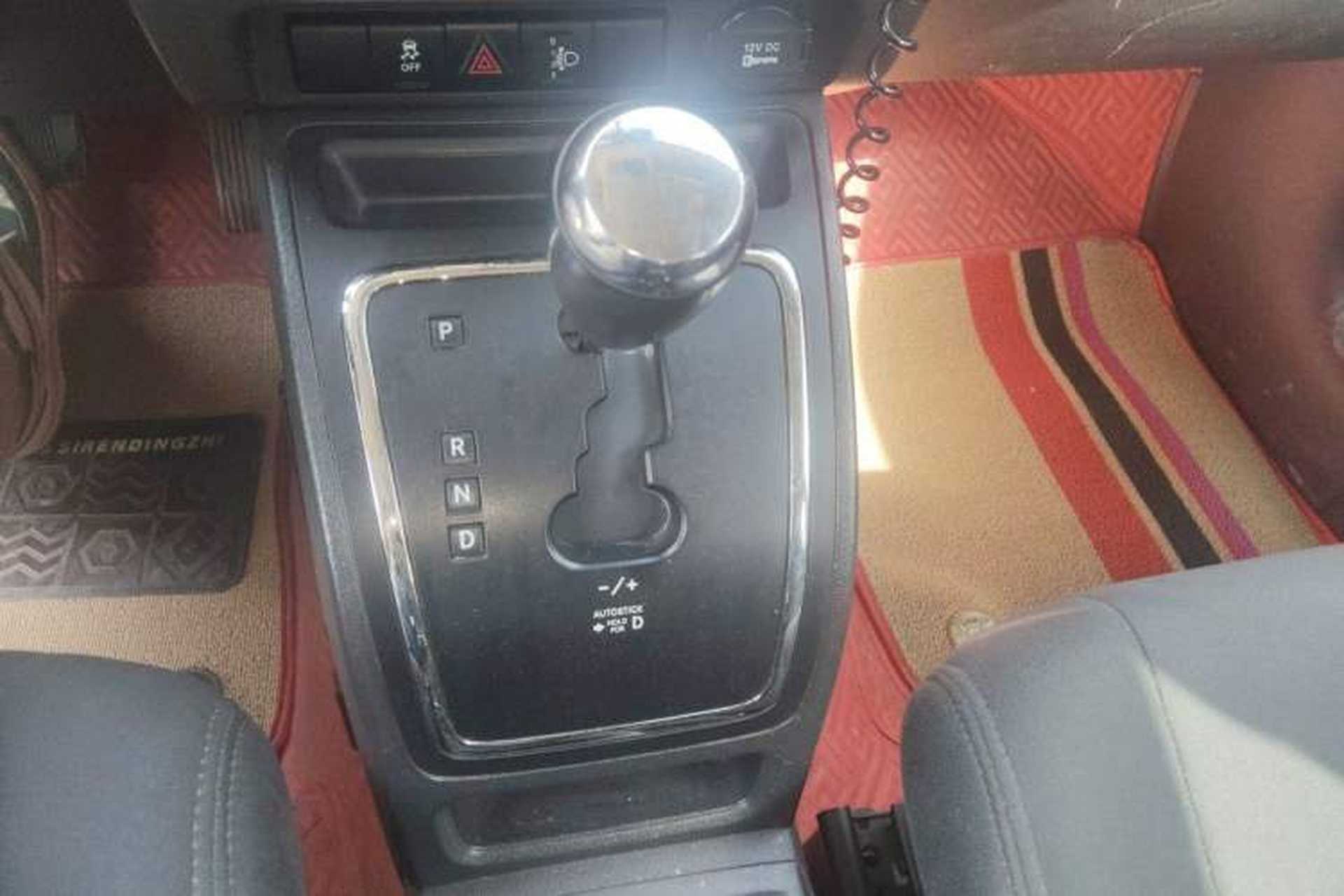 Used Jeep Compass 2013 2.4L four-wheel-drive sport version Gear Lever