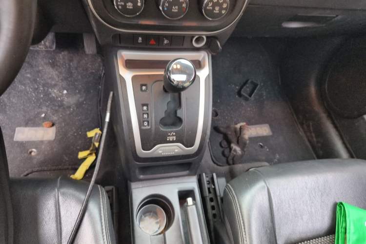 Used Jeep Compass 2013 2.4L four-wheel-drive sport version Gear Lever