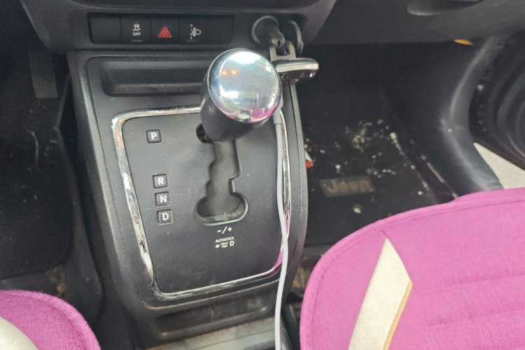 Used Jeep Compass 2013 2.4L four-wheel-drive sport version Gear Lever