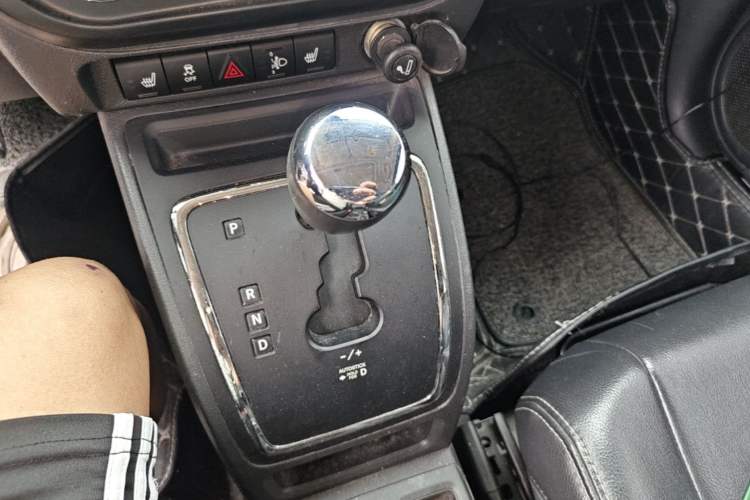 Used Jeep Compass 2013 2.4L four-wheel drive urban version Gear Lever