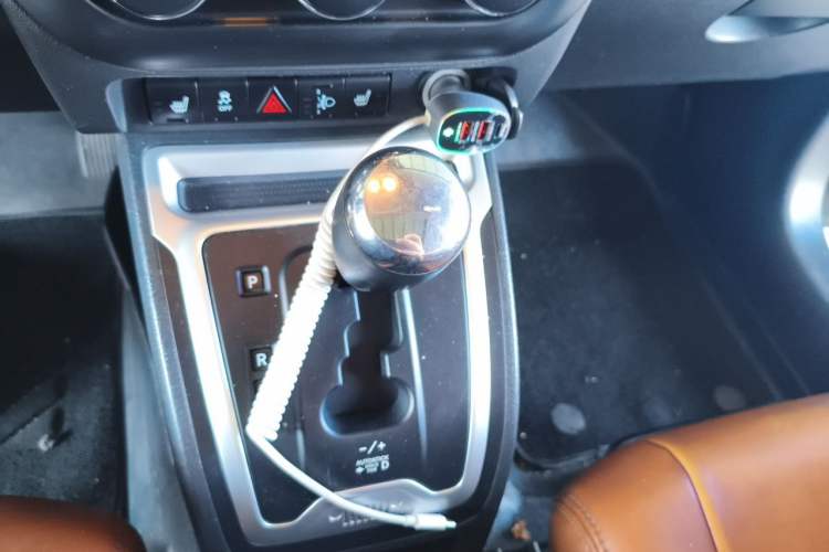 Used Jeep Compass 2013 2.4L four-wheel drive luxury version Gear Lever