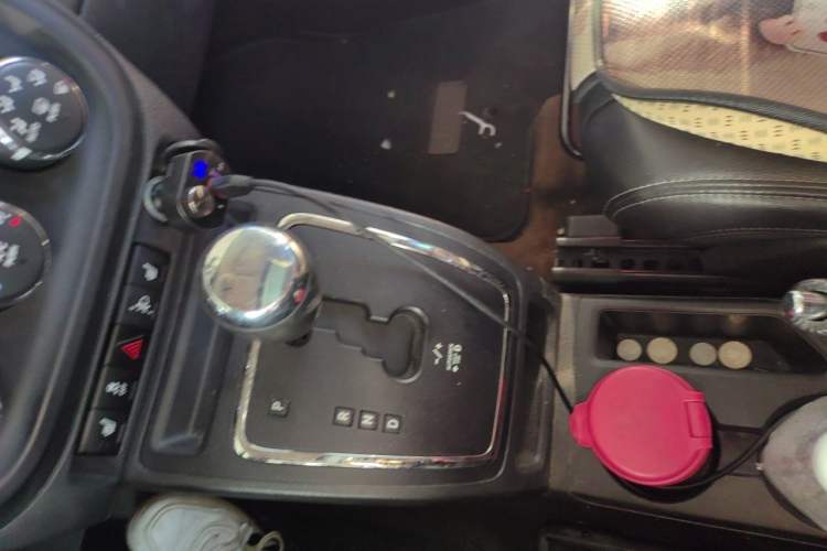 Used Jeep Compass 2013 2.4L four-wheel drive luxury version Gear Lever