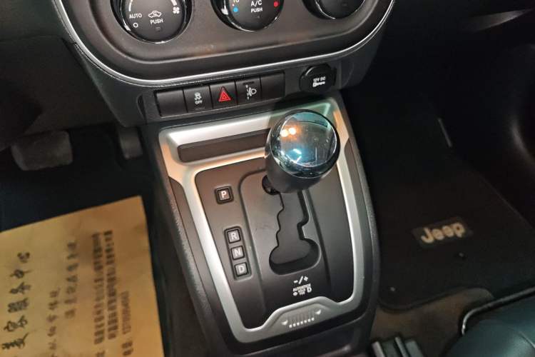 Used Jeep Compass 2013 2.4L four-wheel-drive sport version Gear Lever
