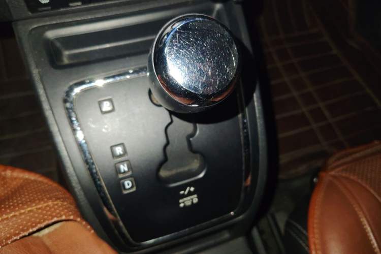 Used Jeep Compass 2013 2.0L two-wheel drive luxury version Gear Lever