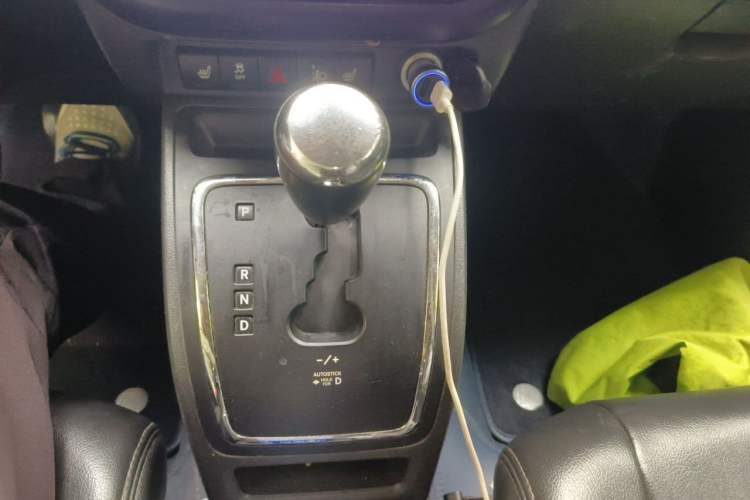 Used Jeep Compass 2013 2.4L four-wheel drive luxury version Gear Lever