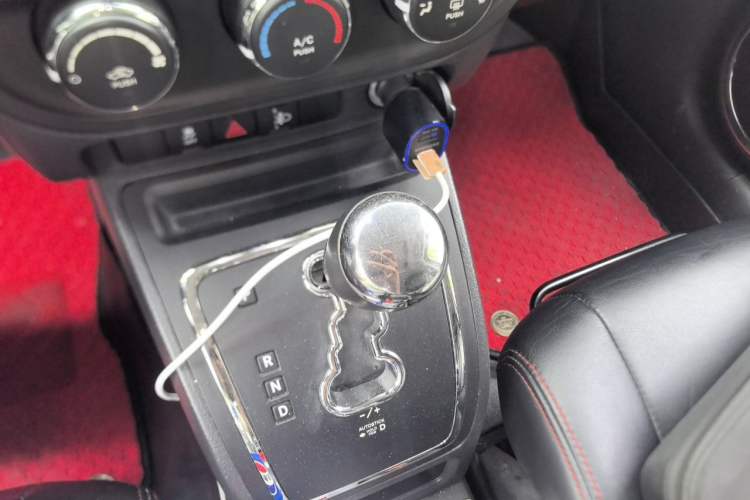 Used Jeep Compass 2013 2.4L four-wheel-drive sport version Gear Lever