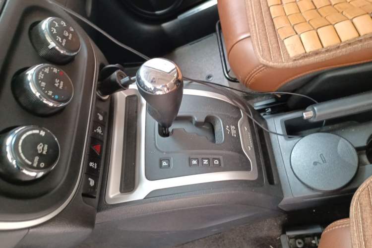 Used Jeep Compass 2013 2.4L four-wheel drive urban version Gear Lever