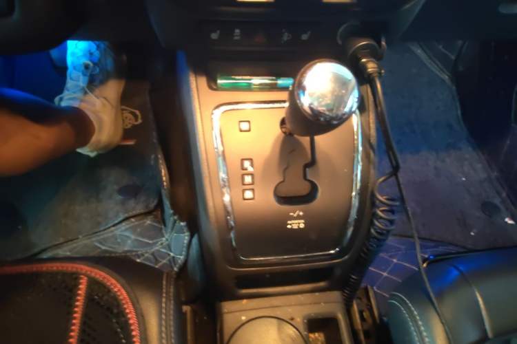 Used Jeep Compass 2013 2.0L two-wheel drive luxury version Gear Lever