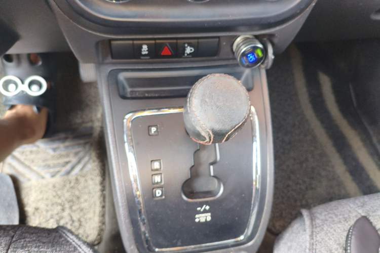 Used Jeep Compass 2013 2.4L four-wheel-drive sport version Gear Lever