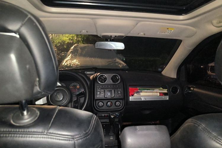 Used Jeep Compass 2013 2.0L two-wheel drive sport version Headliner