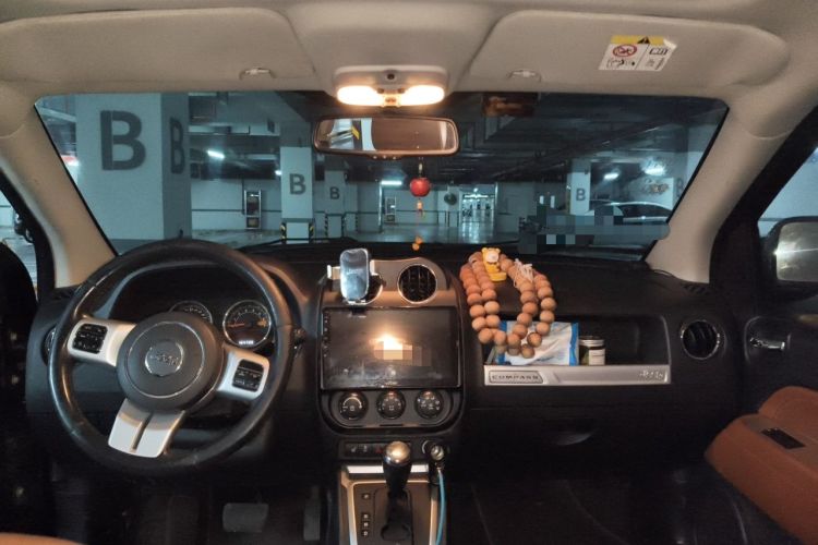 Used Jeep Compass 2013 2.4L four-wheel drive urban version Headliner